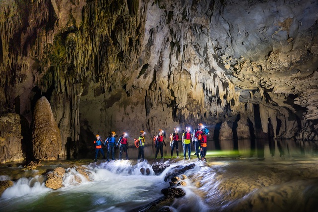 Phong Nha (Quảng Bình) được bình chọn 'điểm đến tiết kiệm nhất châu Á', có nên vui?- Ảnh 1.