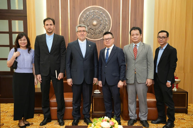 駐ベトナムイラン大使がニャンダン新聞社を訪問し、そこで働く（写真2）