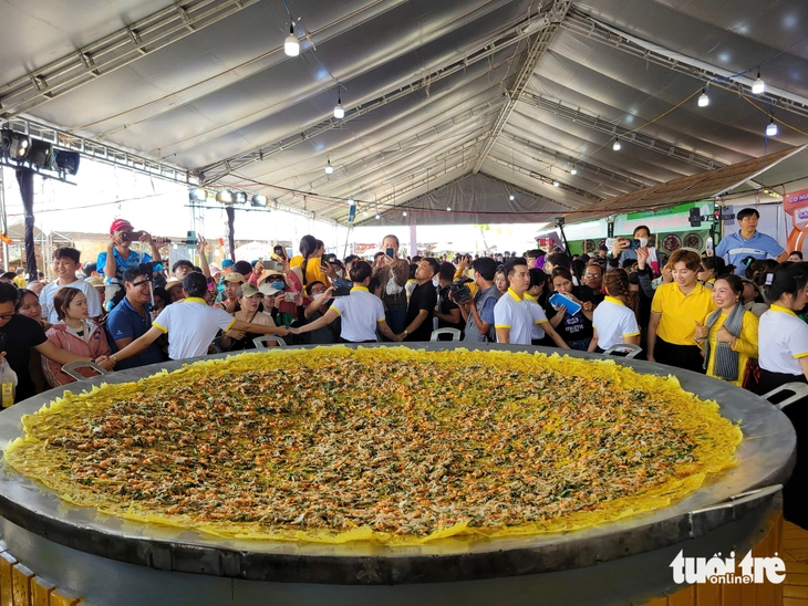 Bánh xèo ‘siêu to khổng lồ, bánh chưng ‘lớn nhất’ xuất hiện tại Lễ hội bánh dân gian Nam Bộ 2025 - Ảnh 1.