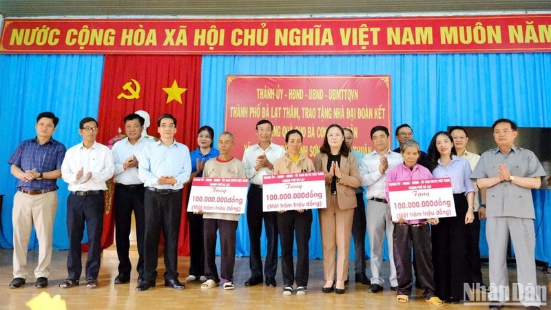 Da Lat city delegation presented 3 solidarity houses to policy families with difficult circumstances in Ma Noi commune.