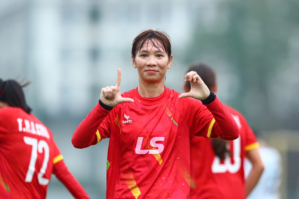 Quả bóng vàng nữ Thùy Trang và Chelsea Lê bùng nổ, đội nữ TP.HCM thắng đậm- Ảnh 1.