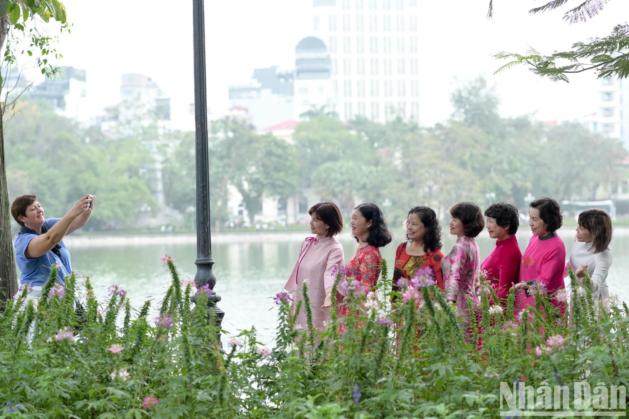 [Foto] El reportero del periódico Nhan Dan se muestra elegante en la foto ao dai vietnamita 11