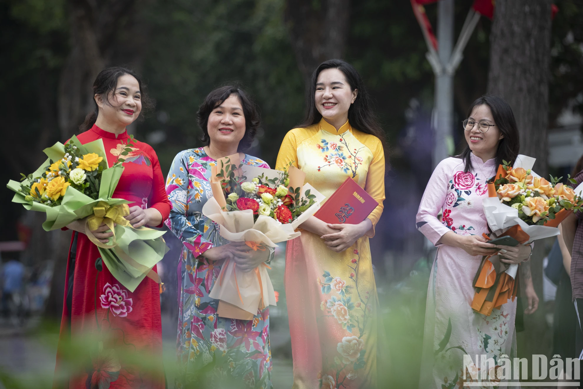 [Foto] El reportero del periódico Nhan Dan se muestra elegante en la foto 3 del ao dai vietnamita.