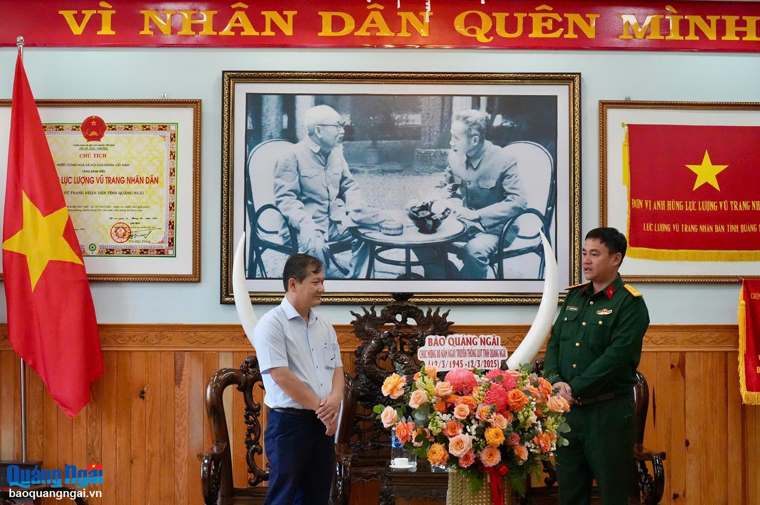 Wakil Kepala Staf Komando Militer Provinsi Nguyen Thanh Duong menyampaikan ucapan terima kasihnya kepada Surat Kabar Quang Ngai yang selalu aktif mendampingi kegiatan kesatuan tersebut.