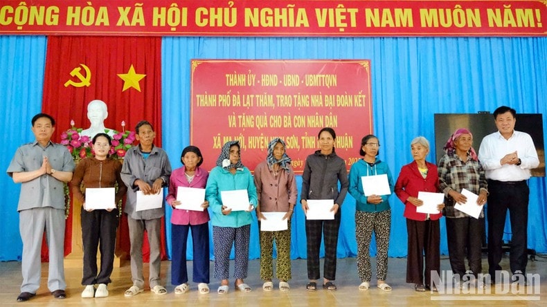 Da Lat city delegation returned to the source and presented the great solidarity house at Ma Noi revolutionary base photo 2
