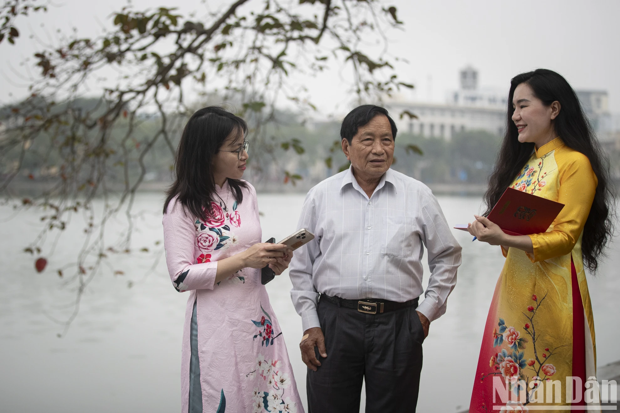 [Foto] El reportero del periódico Nhan Dan se muestra elegante en la foto ao dai vietnamita n.° 10