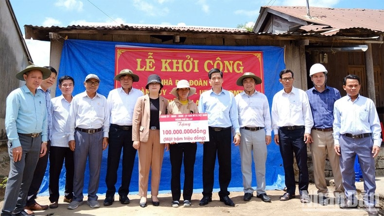 Da Lat city delegation returned to the source and presented the great solidarity house at Ma Noi revolutionary base photo 1