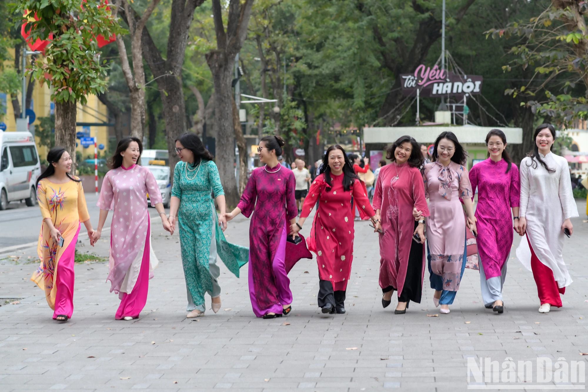 [Foto] El reportero del periódico Nhan Dan se muestra elegante en la foto ao dai vietnamita n.° 13