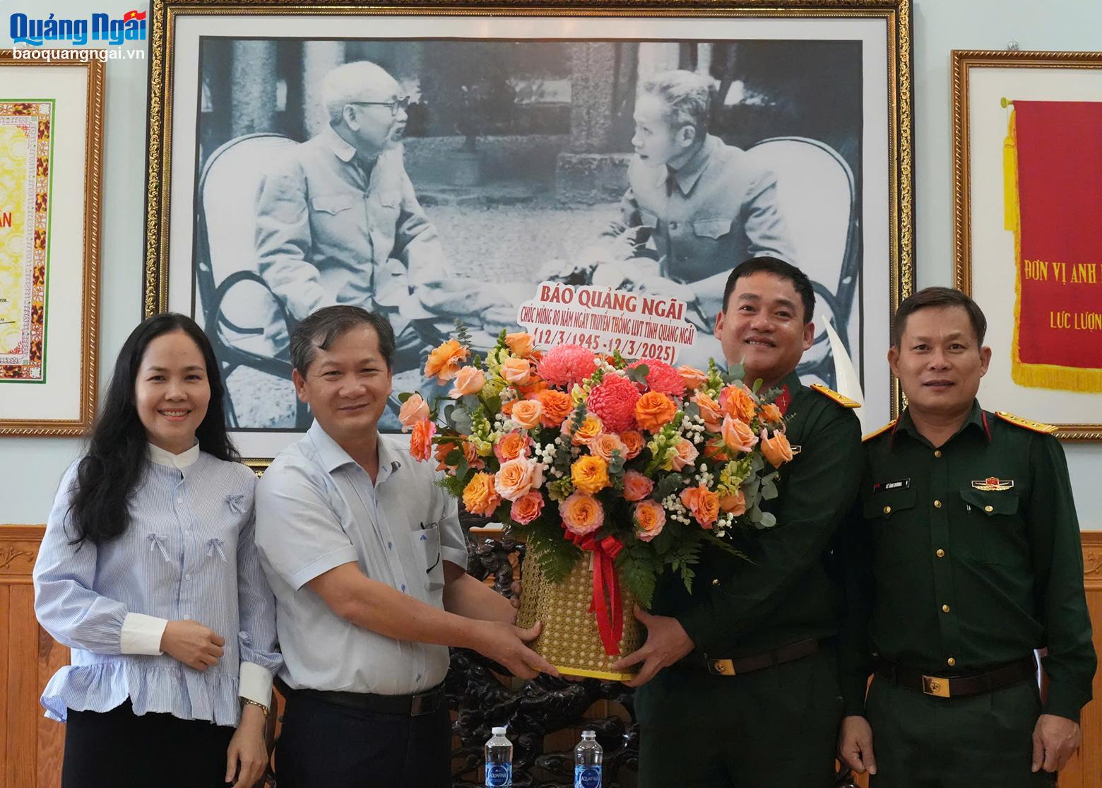 Pemimpin Redaksi Surat Kabar Quang Ngai Nguyen Phu Duc menyerahkan bunga untuk memberi ucapan selamat kepada Komando Militer Provinsi.