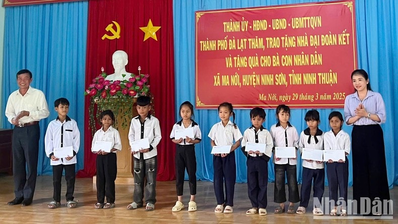 Da Lat city delegation returned to the source and presented the great solidarity house at Ma Noi revolutionary base photo 3