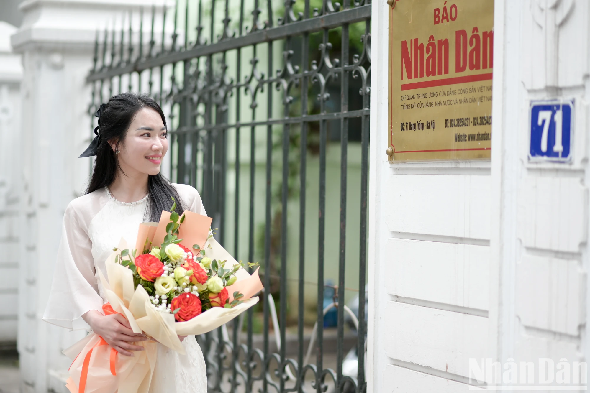 [Foto] El reportero del periódico Nhan Dan se muestra elegante en la foto 4 del ao dai vietnamita.