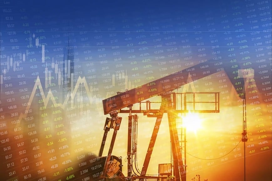 Giá dầu bắt đầu tuần mới bằng cú nhích nhẹ. Ảnh minh họa: Outlook India 