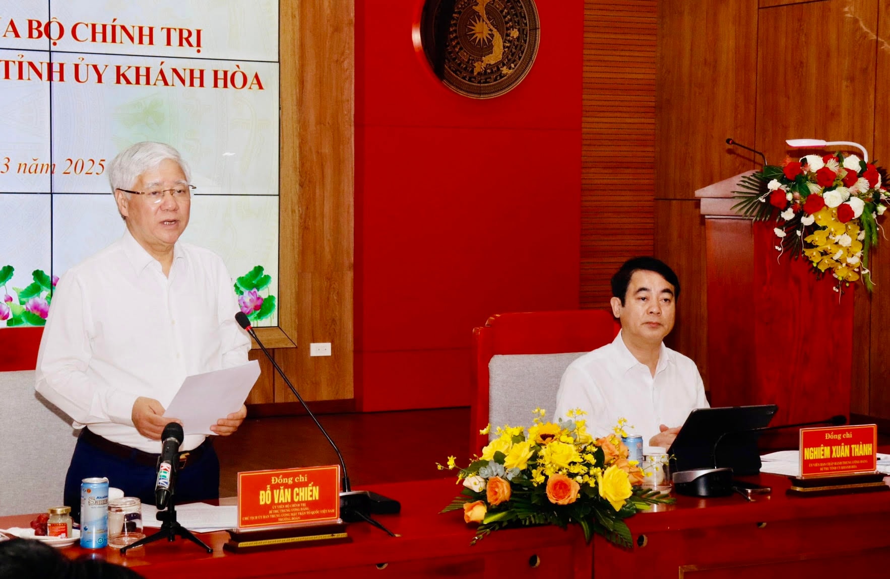 M. Do Van Chien, membre du Politburo et président du Comité central du Front de la patrie du Vietnam, prend la parole lors de la conférence.