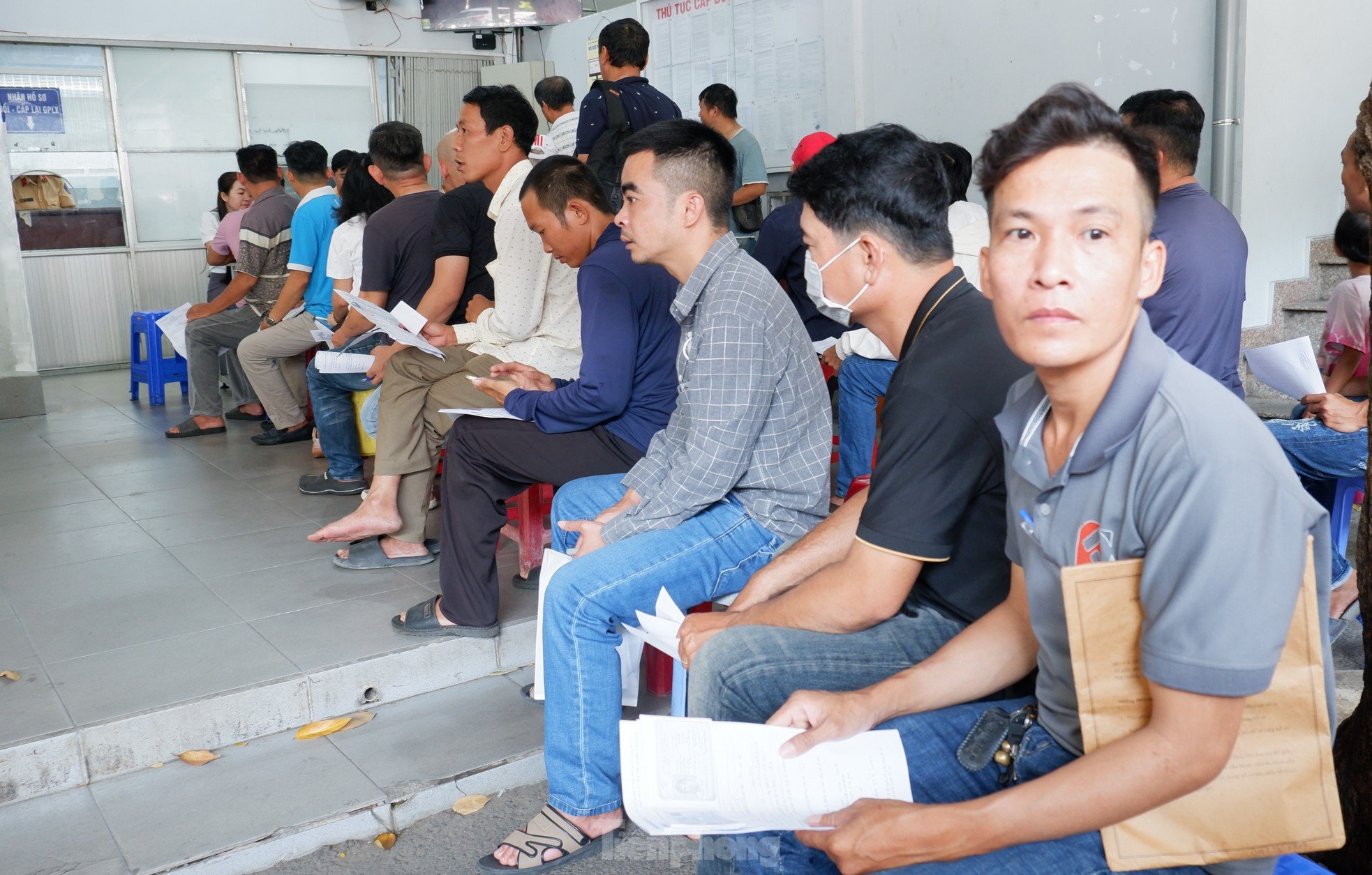 Menschenmassen gehen in Ho-Chi-Minh-Stadt zum Abholen und Umtauschen von Führerscheinen. Foto 1