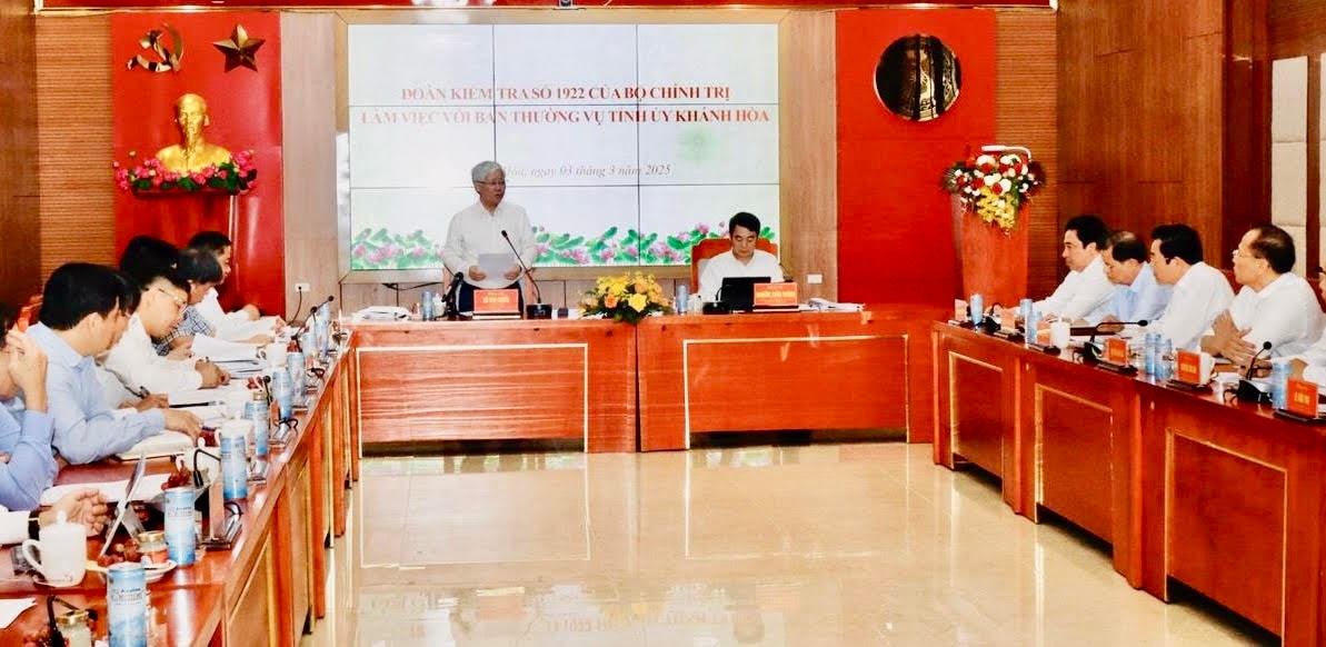Conférence pour annoncer la décision du Politburo et du Secrétariat d'inspecter le Comité permanent du Comité provincial du Parti de Khanh Hoa