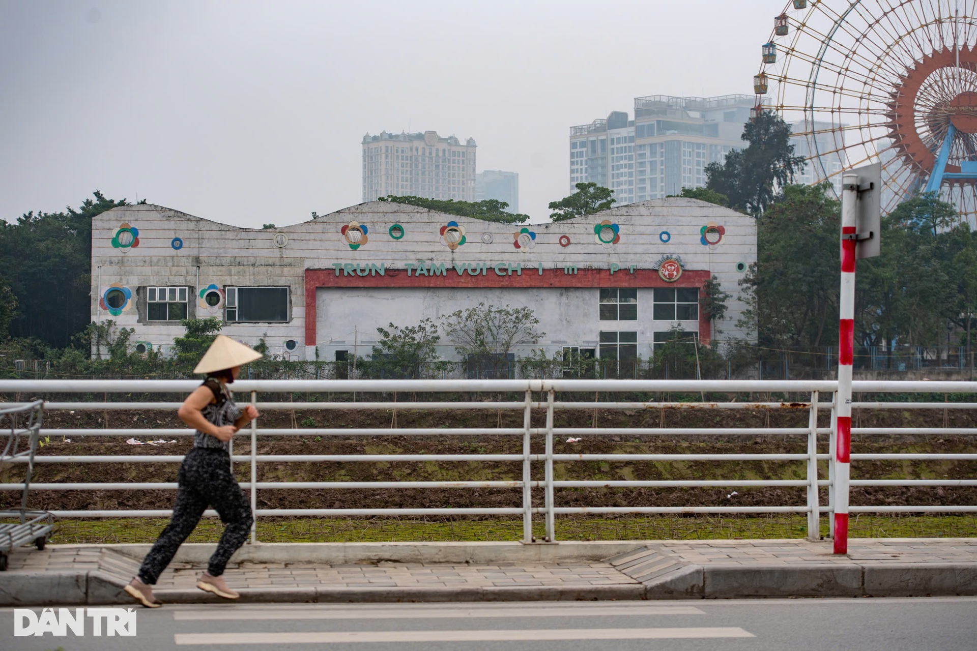 Vẻ hoang tàn của công viên Mặt trời mới có vòng đu quay khổng lồ ở Hà Nội - 13