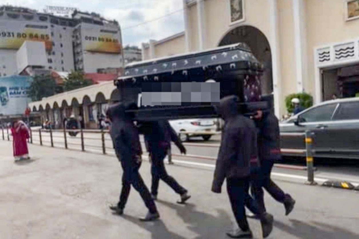 4 young men carrying a coffin in the street and their ridiculous acts violating traffic safety
