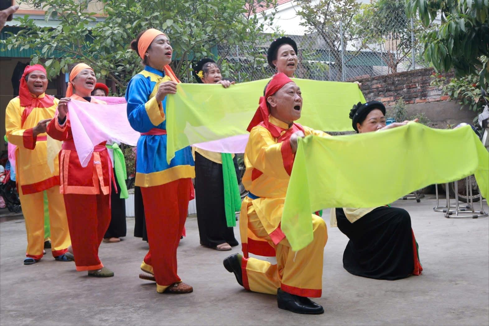 មនុស្ស​ចាស់​ជា​ច្រើន​ព្រួយ​បារម្ភ​ថា​រចនាបថ Cheo រសាត់​បាត់​ទៅ​ហើយ។