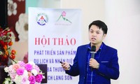 Nung Phan Slinh 문화에 열정을 가진 젊은 의사