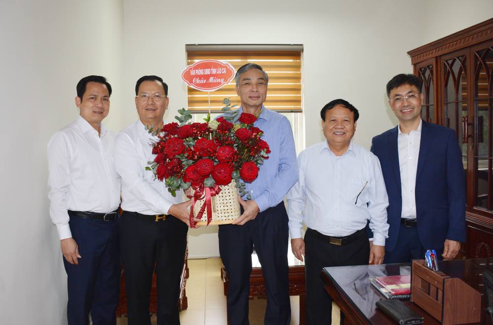 Thường trực UBND tỉnh Lào Cai chúc mừng đồng chí Phó Bí thư Đảng ủy UBND tỉnh Hoàng Đăng Khoa