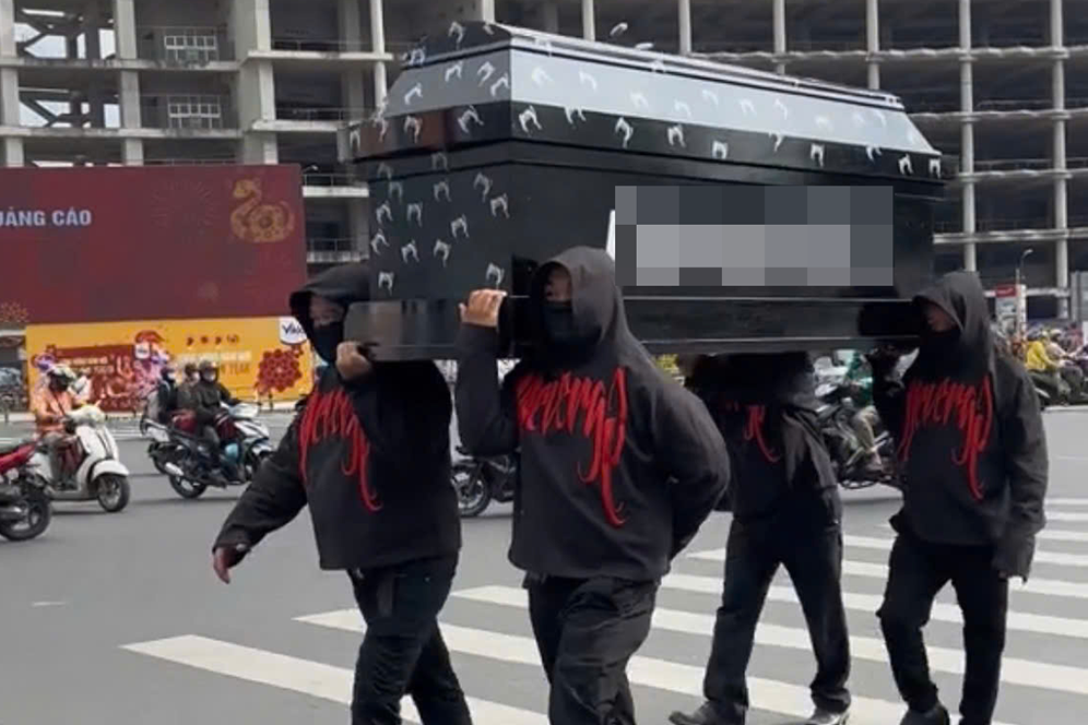 Police work with 9 people involved in the case of carrying a coffin in front of Ben Thanh market