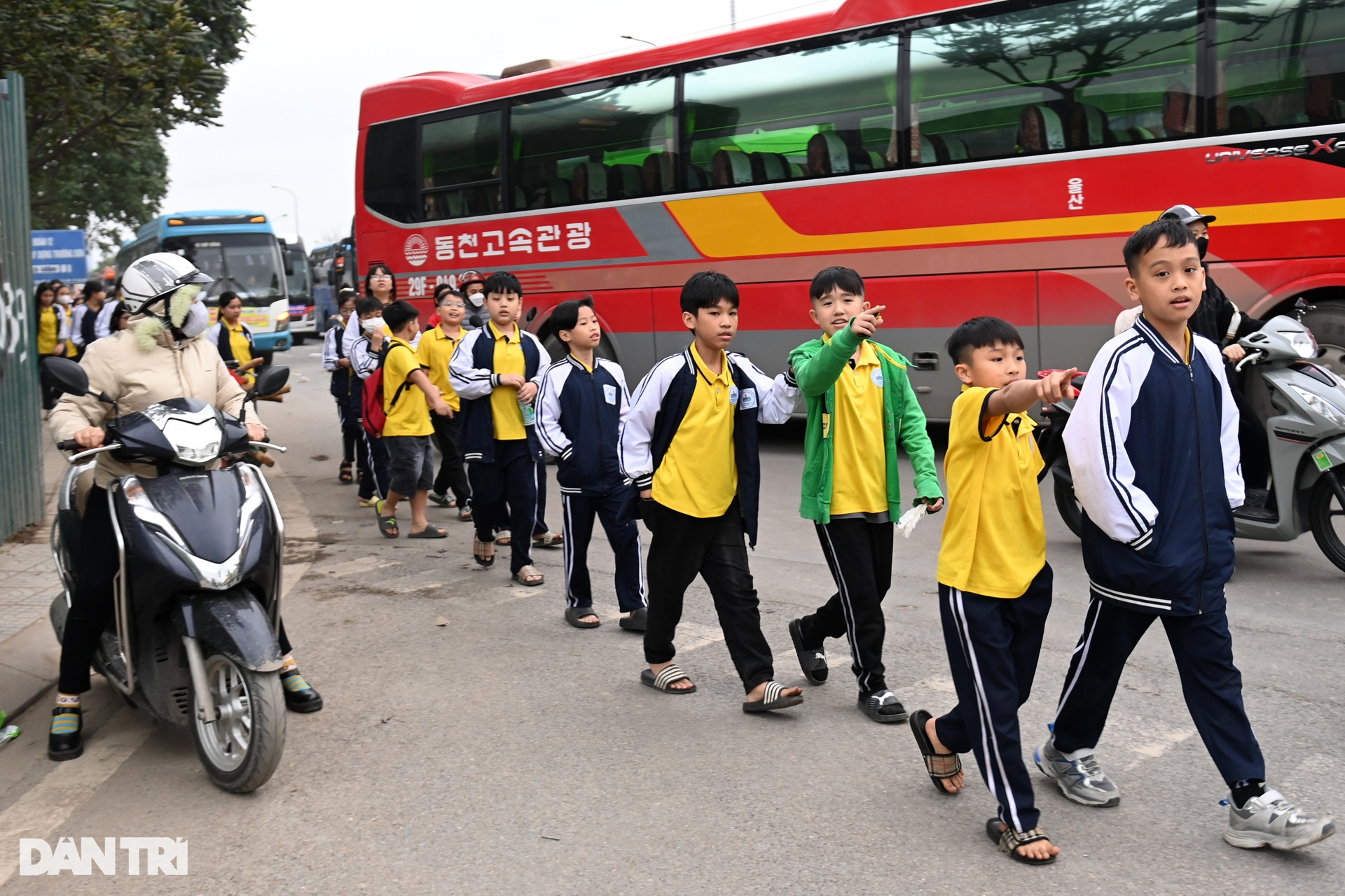 Hàng trăm xe khách ùn ứ dài 3km đường vào Bảo tàng Lịch sử Quân sự Việt Nam - 7