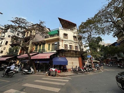 Không gian thư thái ở những góc phố có các công trình xây dựng từ thời Pháp tại Hà Nội. (Ảnh: Rebecca Ann Hughes (EuroNews)