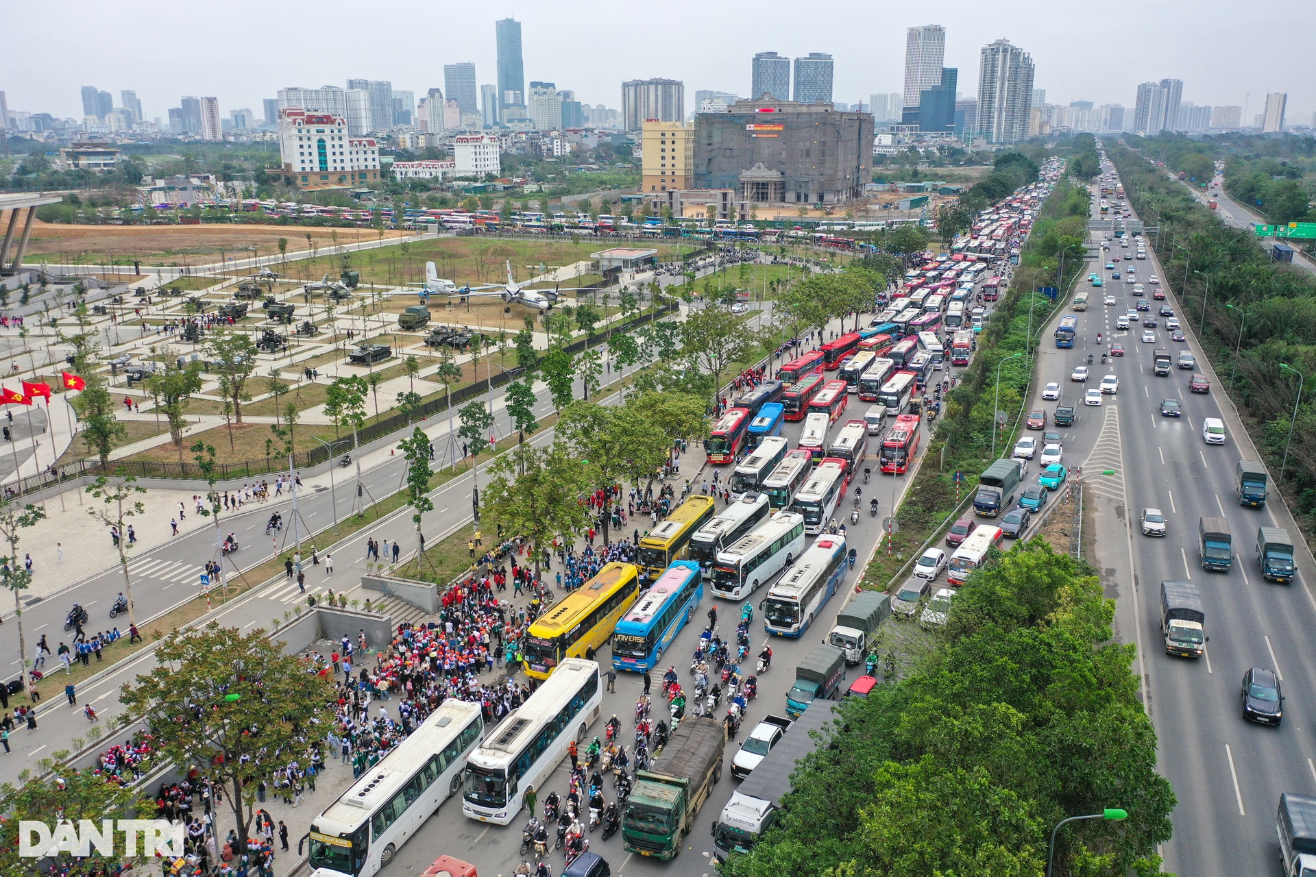 Hàng trăm xe khách ùn ứ dài 3km đường vào Bảo tàng Lịch sử Quân sự Việt Nam - 12