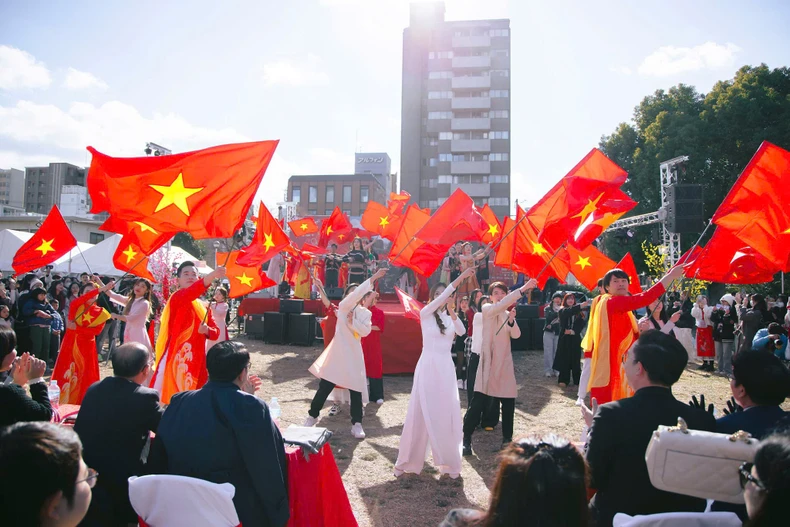 在日ベトナム人コミュニティによる「一万国旗を掲げよう」キャンペーン写真1
