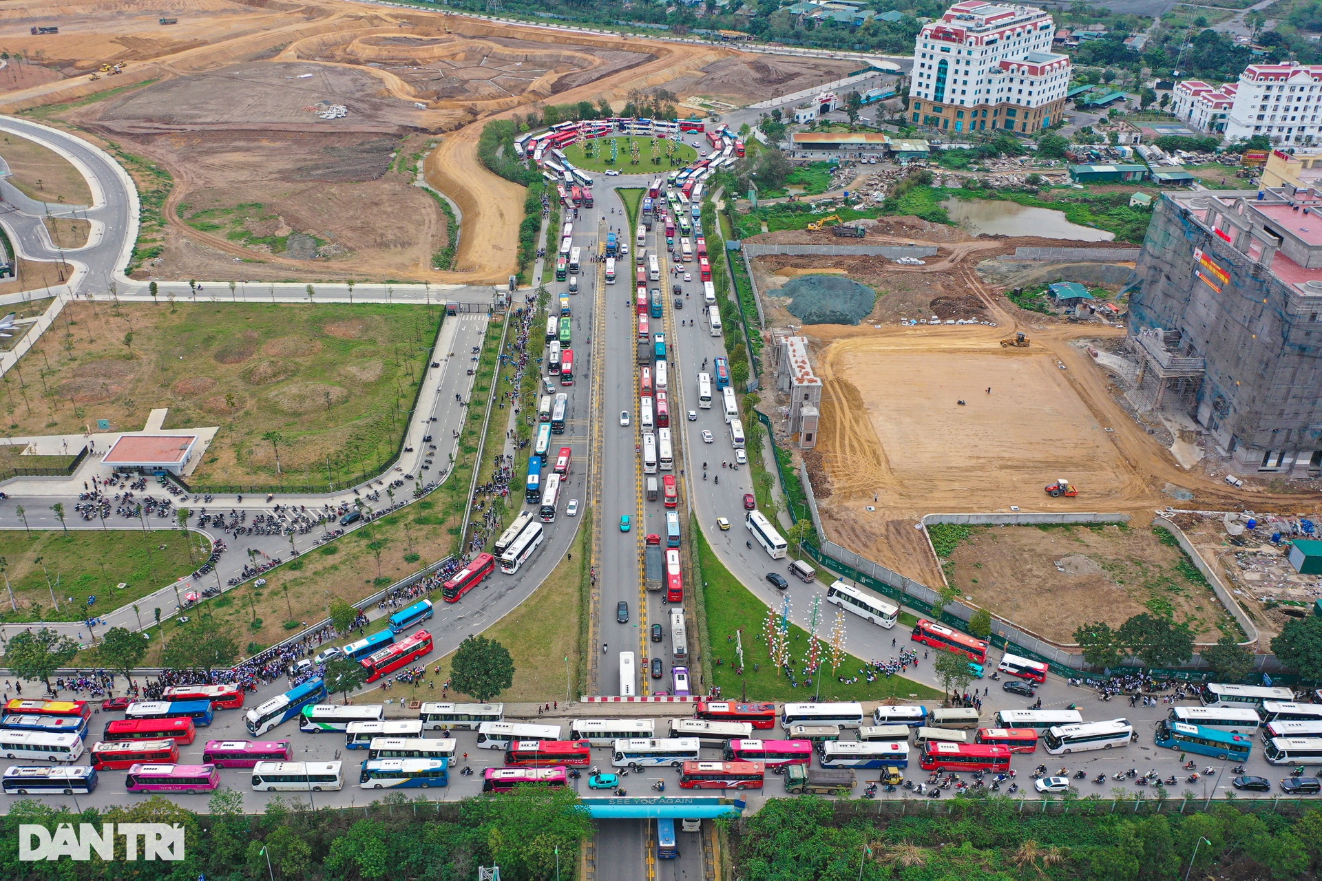 Hàng trăm xe khách ùn ứ dài 3km đường vào Bảo tàng Lịch sử Quân sự Việt Nam - 8
