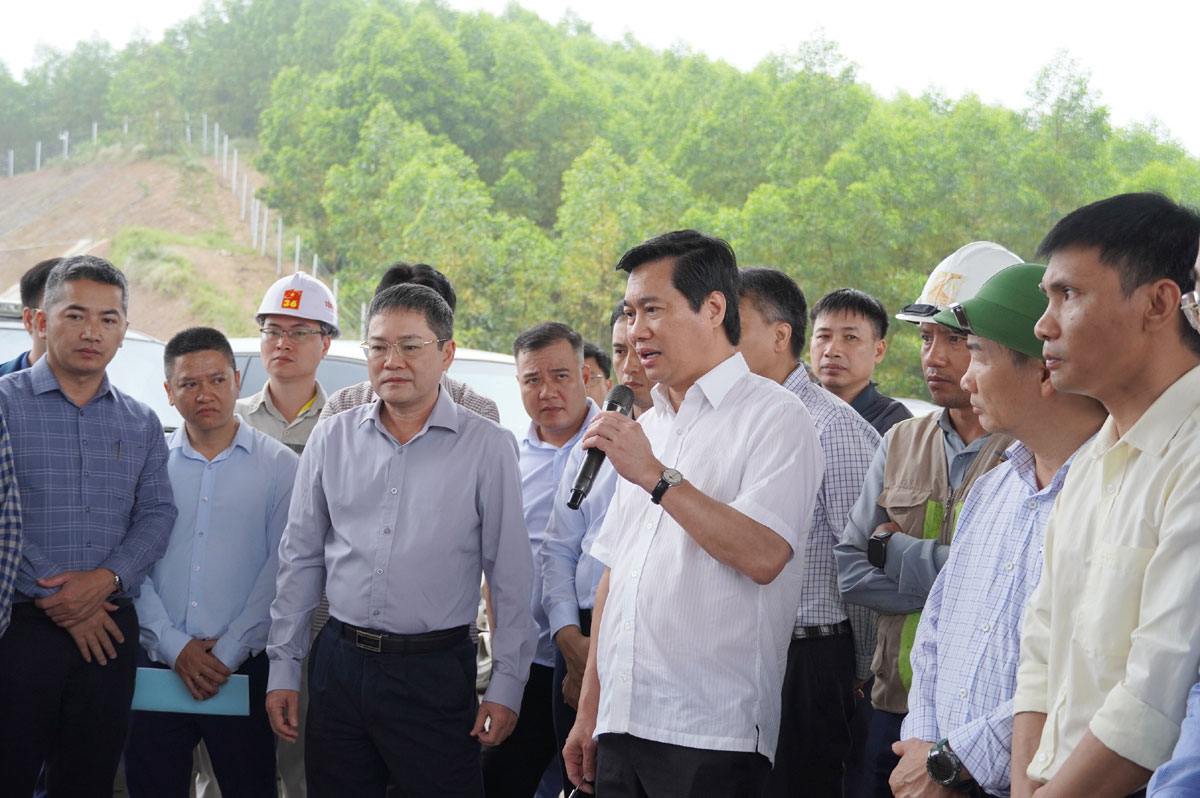 Thứ trưởng Bộ Xây dựng kiểm tra tiến độ thi công Dự án thành phần Vũng Áng - Bùng tại nút giao Cự Nẫm