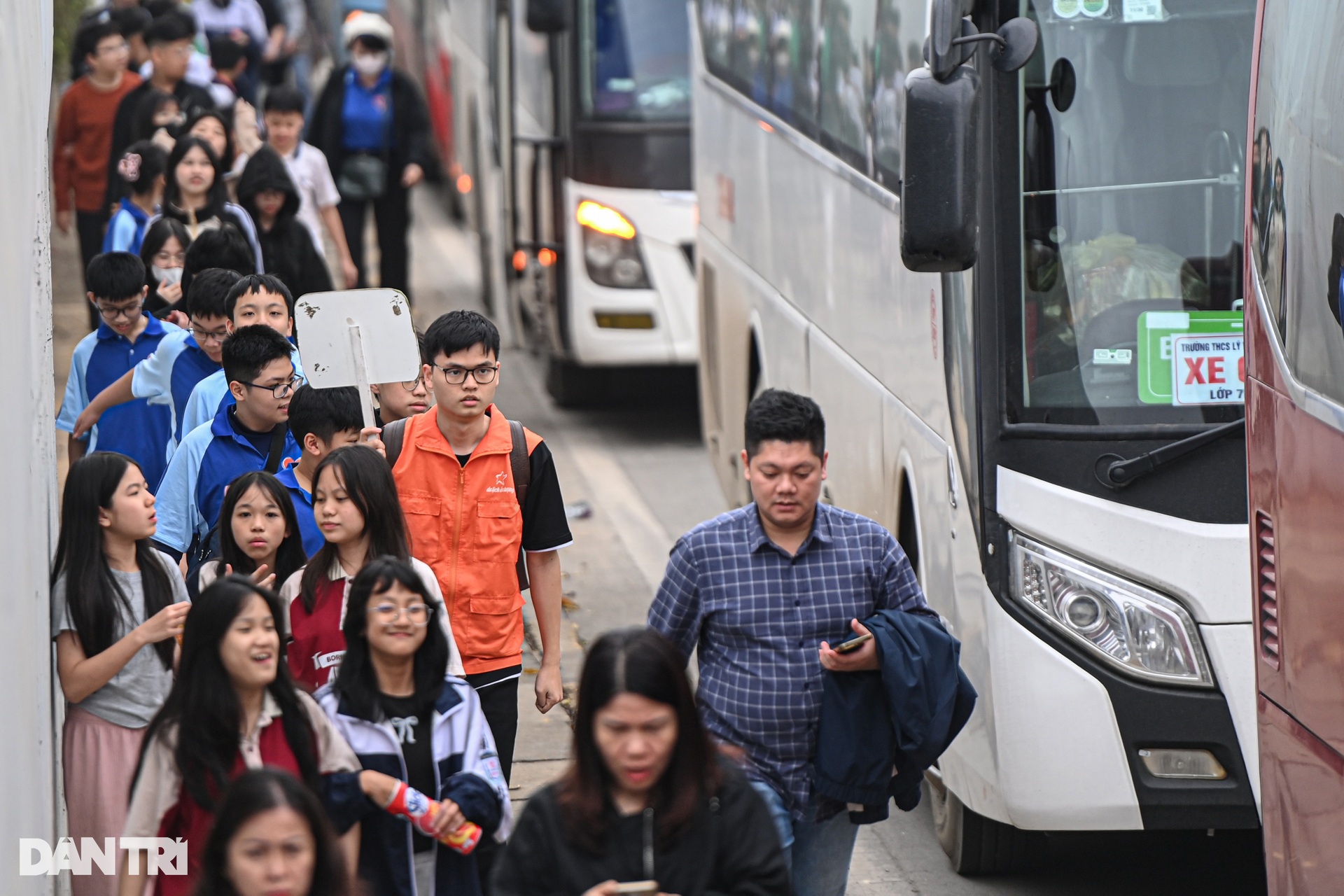 Hàng trăm xe khách ùn ứ dài 3km đường vào Bảo tàng Lịch sử Quân sự Việt Nam - 11