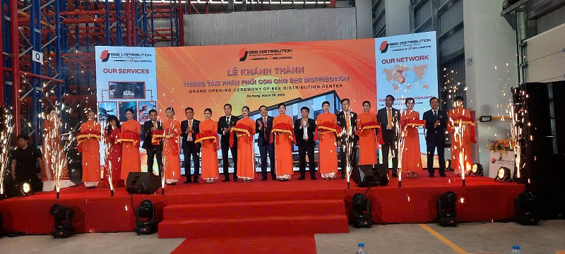 Delegates cut the ribbon