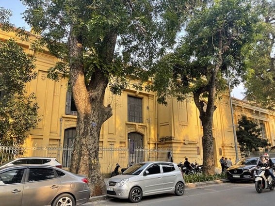 Một công trình kiến trúc Pháp ở Hà Nội có hàng rào thẳng. (Ảnh: vietnamdrive)