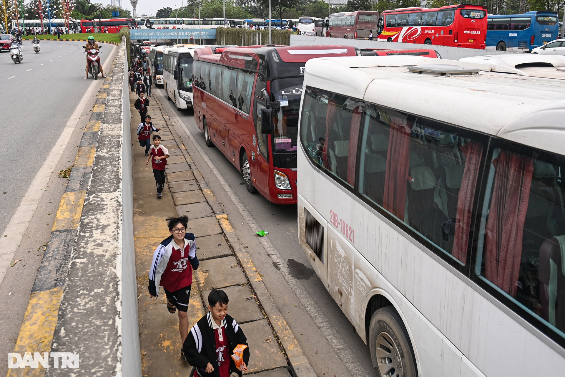 Hàng trăm xe khách ùn ứ dài 3km đường vào Bảo tàng Lịch sử Quân sự Việt Nam - 10