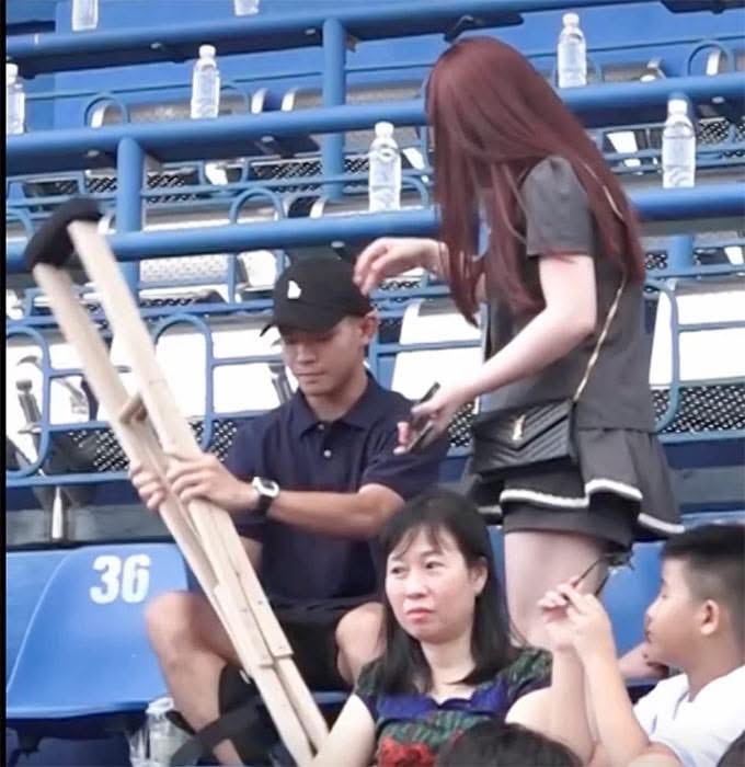 Bùi Vĩ Hào bất ngờ chống nạng, có đá được cho đội tuyển Việt Nam?- Ảnh 2.