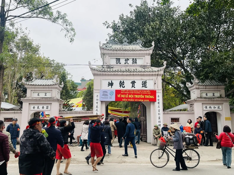 Tưng bừng lễ hội truyền thống đền Trấn Vũ ảnh 1