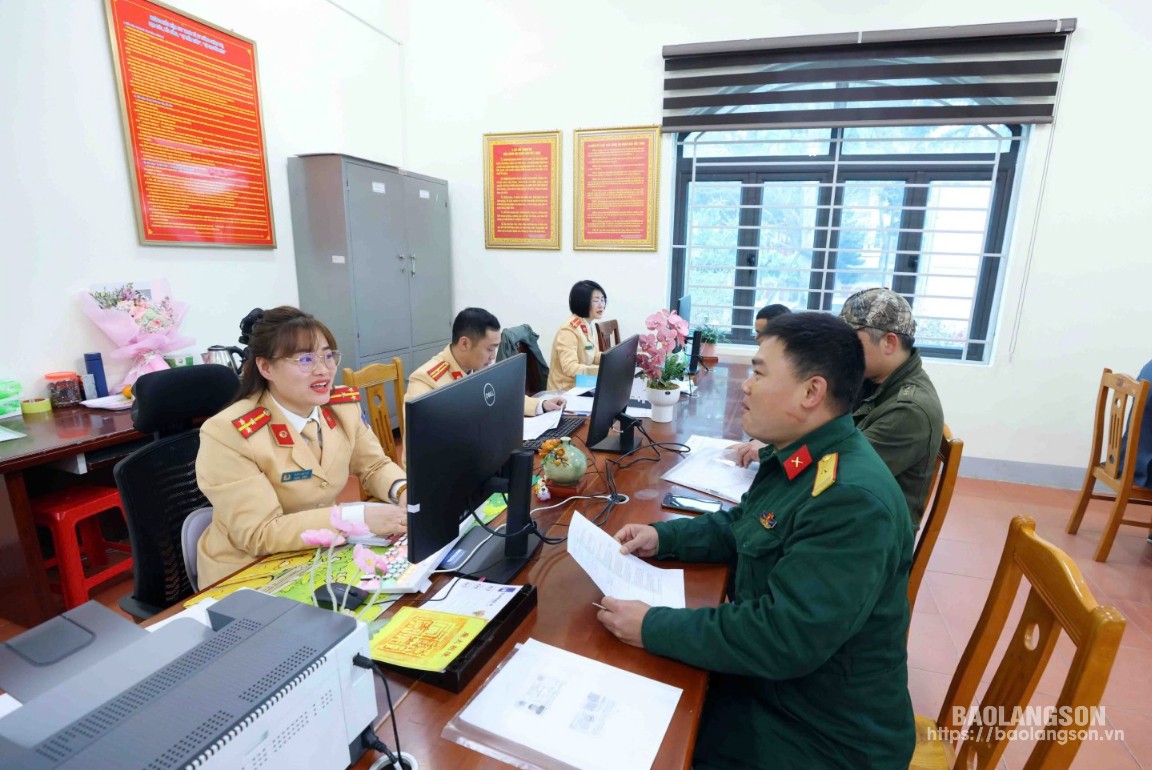 The work of receiving documents is carried out quickly, conveniently, in accordance with the law, promptly resolving needs, ensuring the rights of the people.