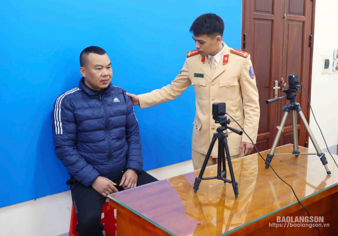 Traffic Police Department officers, Provincial Police guide people through procedures