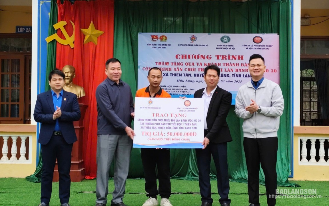 Lang Son Provincial Youth Union, Red Scarf House Support Fund and Social Enterprise Joint Stock Company roll up their sleeves to present the project's logo plaque to the school.
