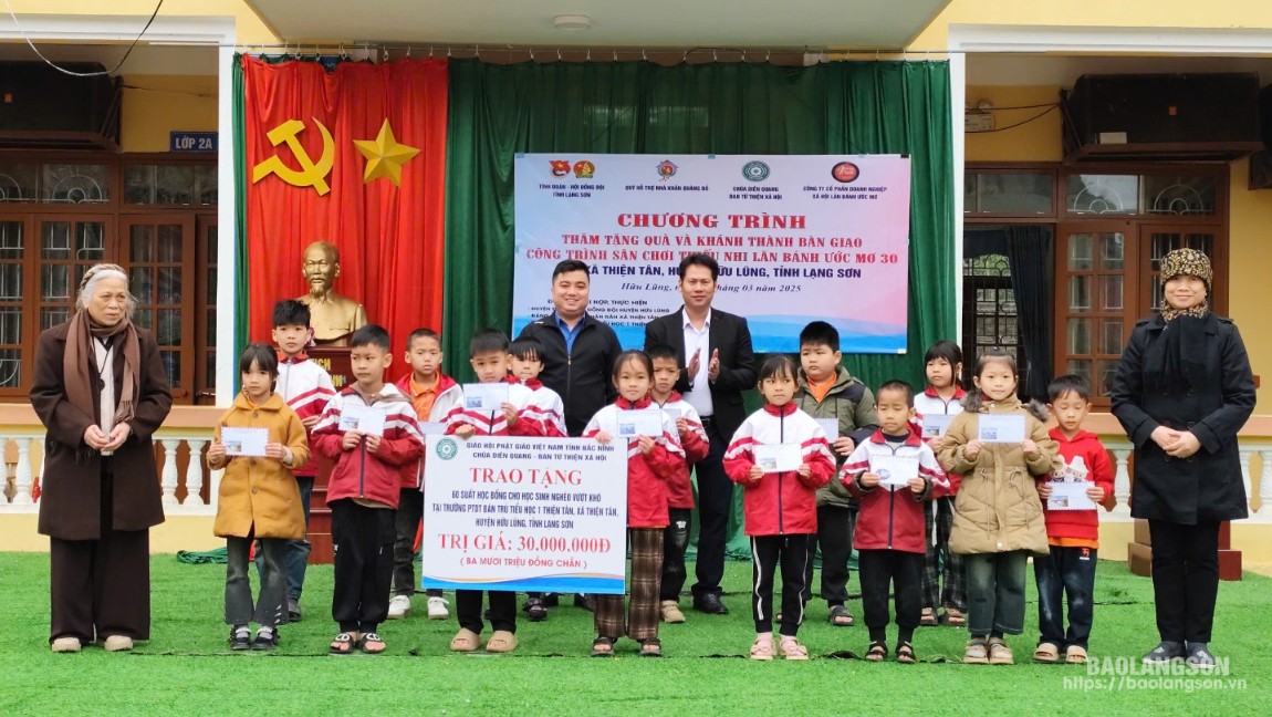 Dien Quang Pagoda Social Charity Board, Que Vo town, Bac Ninh province awarded 60 scholarships to disadvantaged students who excel in their studies.