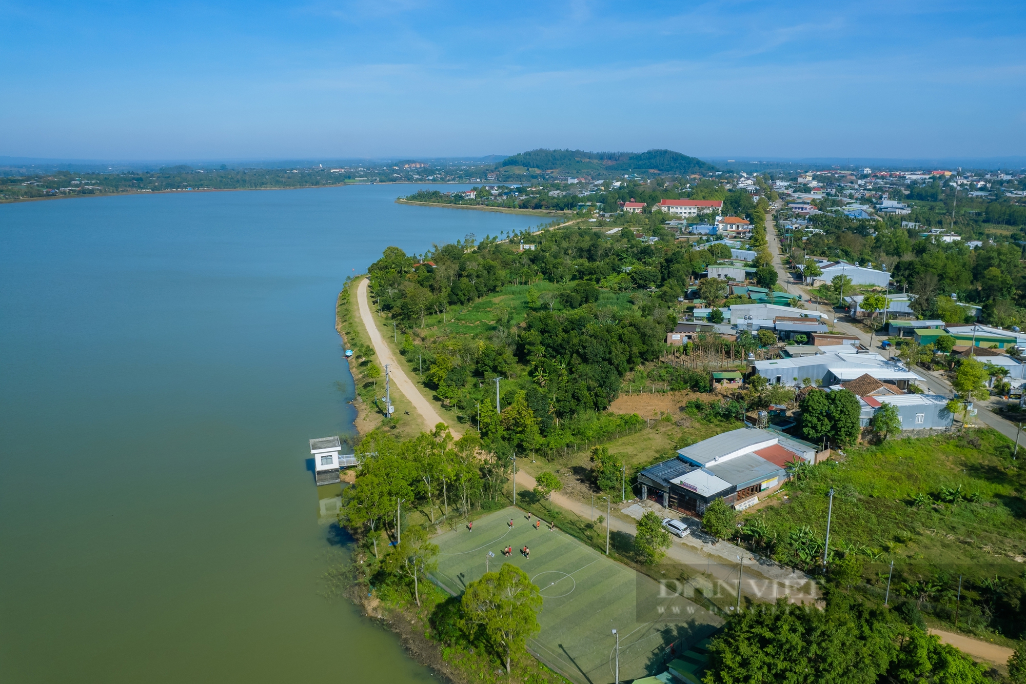 Hồ nước hơn 200ha ở Đắk Lắk: Trên bờ, bà con trồng rau; dưới hồ, cá quẫy - Ảnh 4.