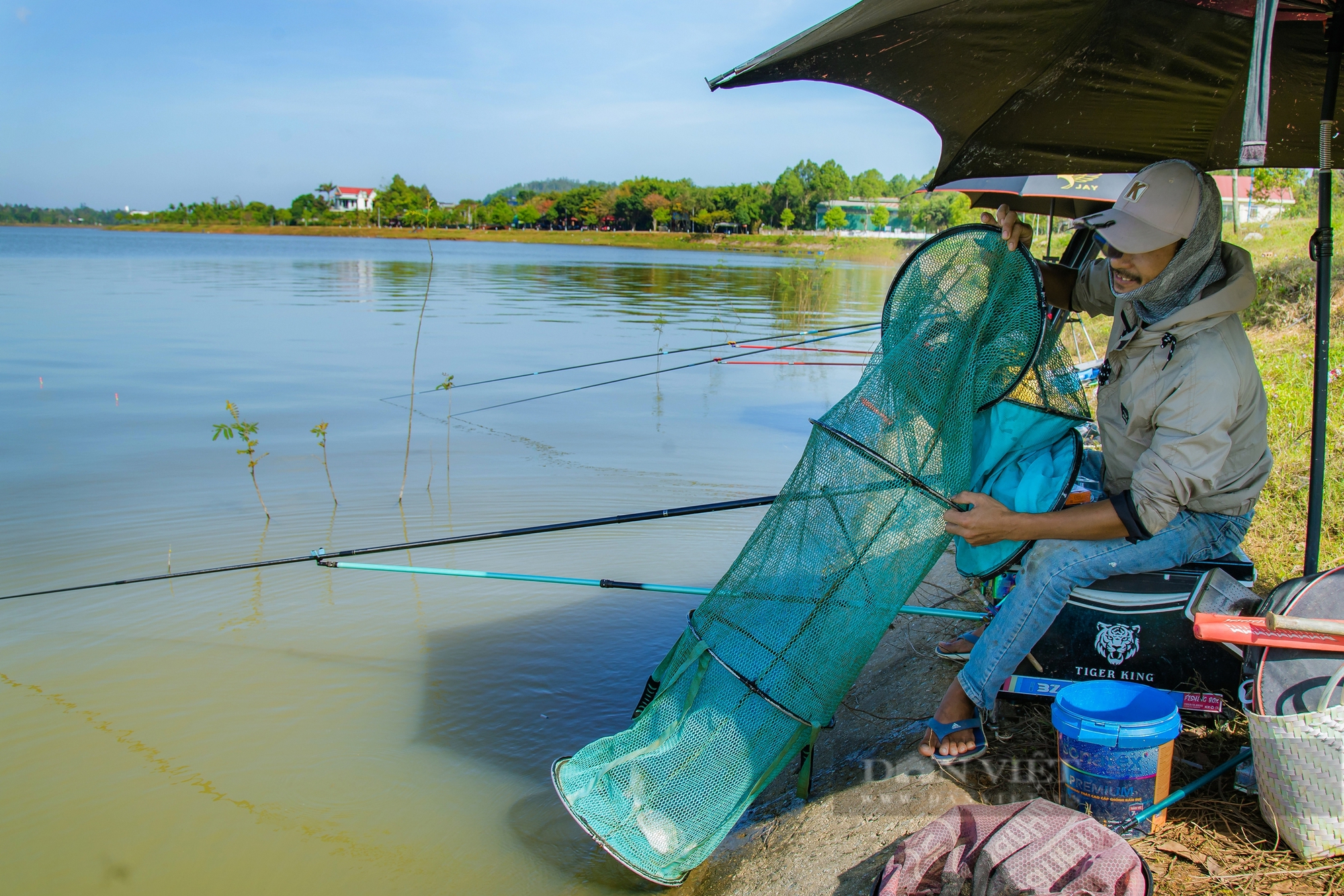 Hồ nước hơn 200ha ở Đắk Lắk: Trên bờ, bà con trồng rau; dưới hồ, cá quẫy - Ảnh 13.