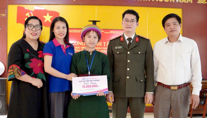 Le bureau résident de l'Agence de presse vietnamienne à Ha Giang offre des cadeaux aux étudiants en difficulté