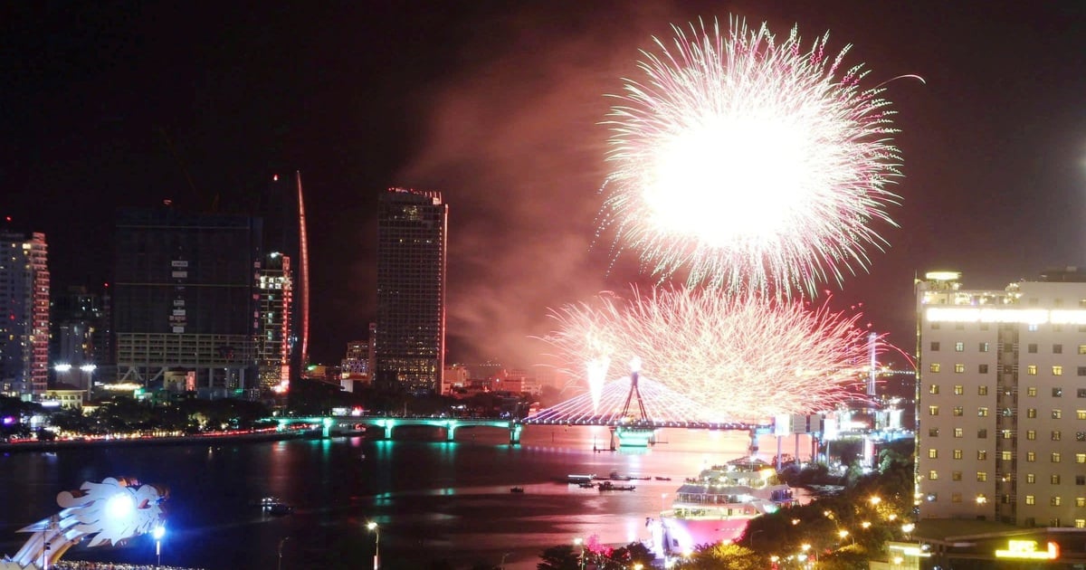 15-minütiges Feuerwerk zur Feier des 50. Jahrestages des Befreiungstages der Provinz Quang Nam