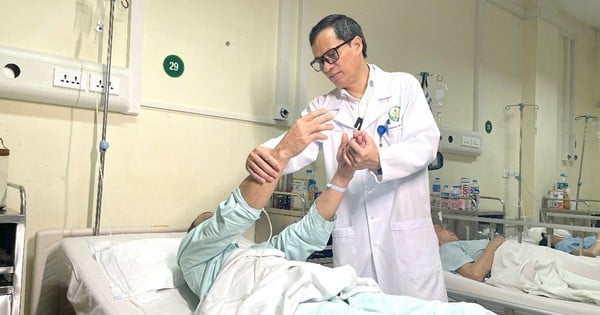 The first time in Vietnam, endoscopic surgery on the eyebrow arch removed a tumor in the anterior layer of the skull base.