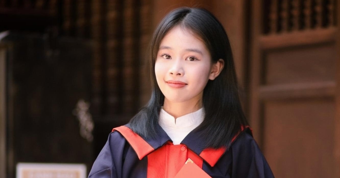 Female student from 'village school' becomes valedictorian of Hanoi's English proficiency exam