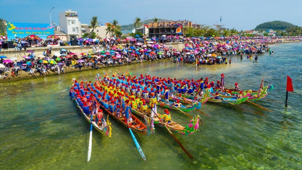 Hội đua thuyền truyền thống tứ linh ở Lý Sơn đã được công nhận là Di sản văn hóa phi vật thể quốc gia.