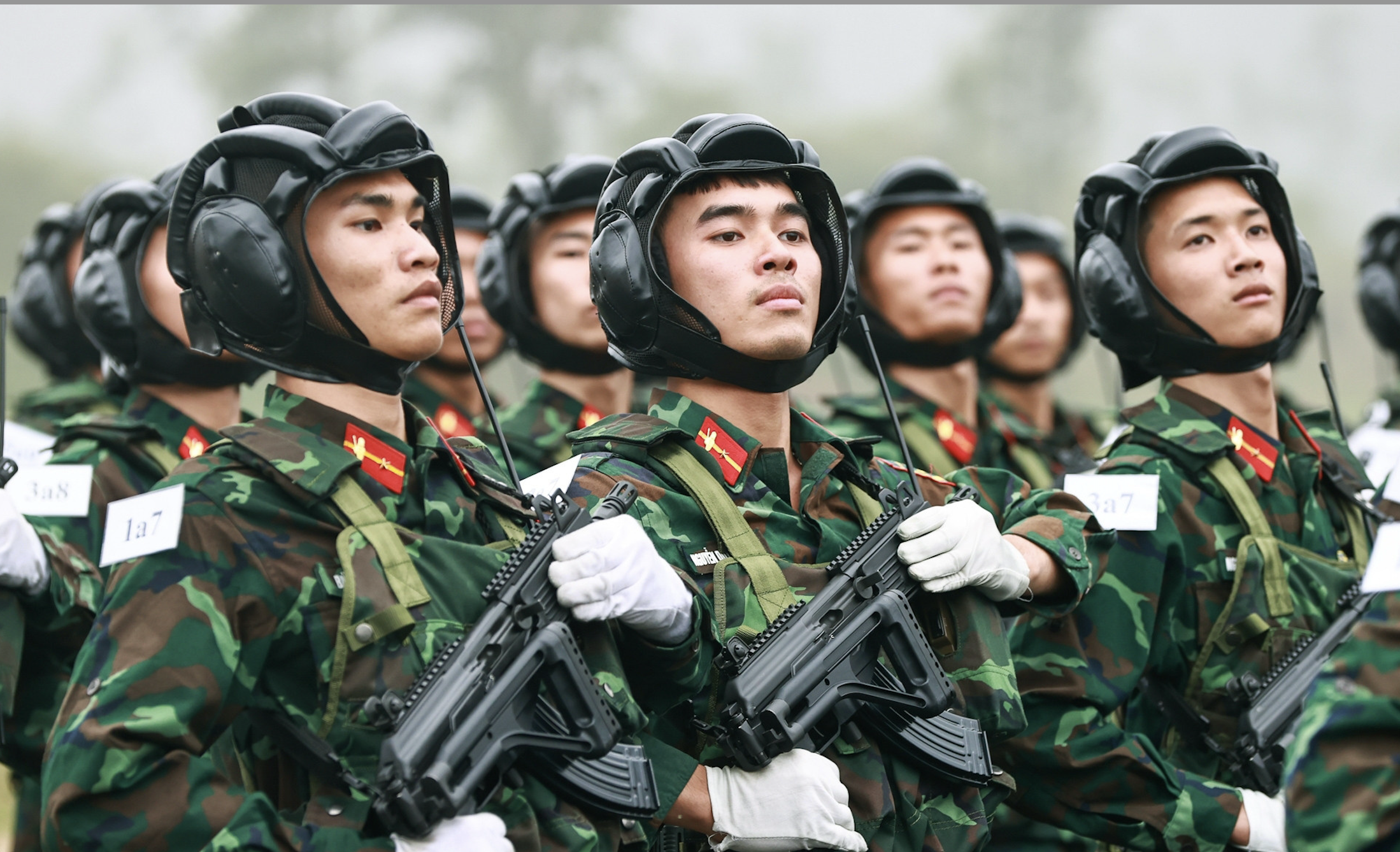 Mehr als 5.000 Soldaten aus drei Regionen üben gemeinsam bei einer Parade zum 50. Jahrestag der nationalen Wiedervereinigung.