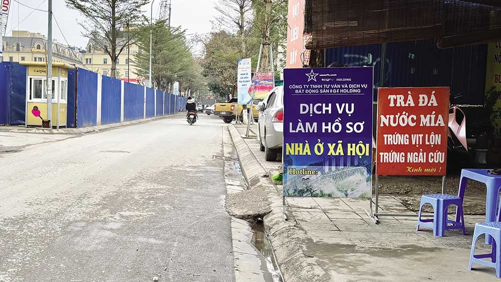 Une unité a ouvertement ouvert un service de traitement de documents juste en face du projet de logements sociaux N01 Ha Dinh (Photo : Truong Thanh)